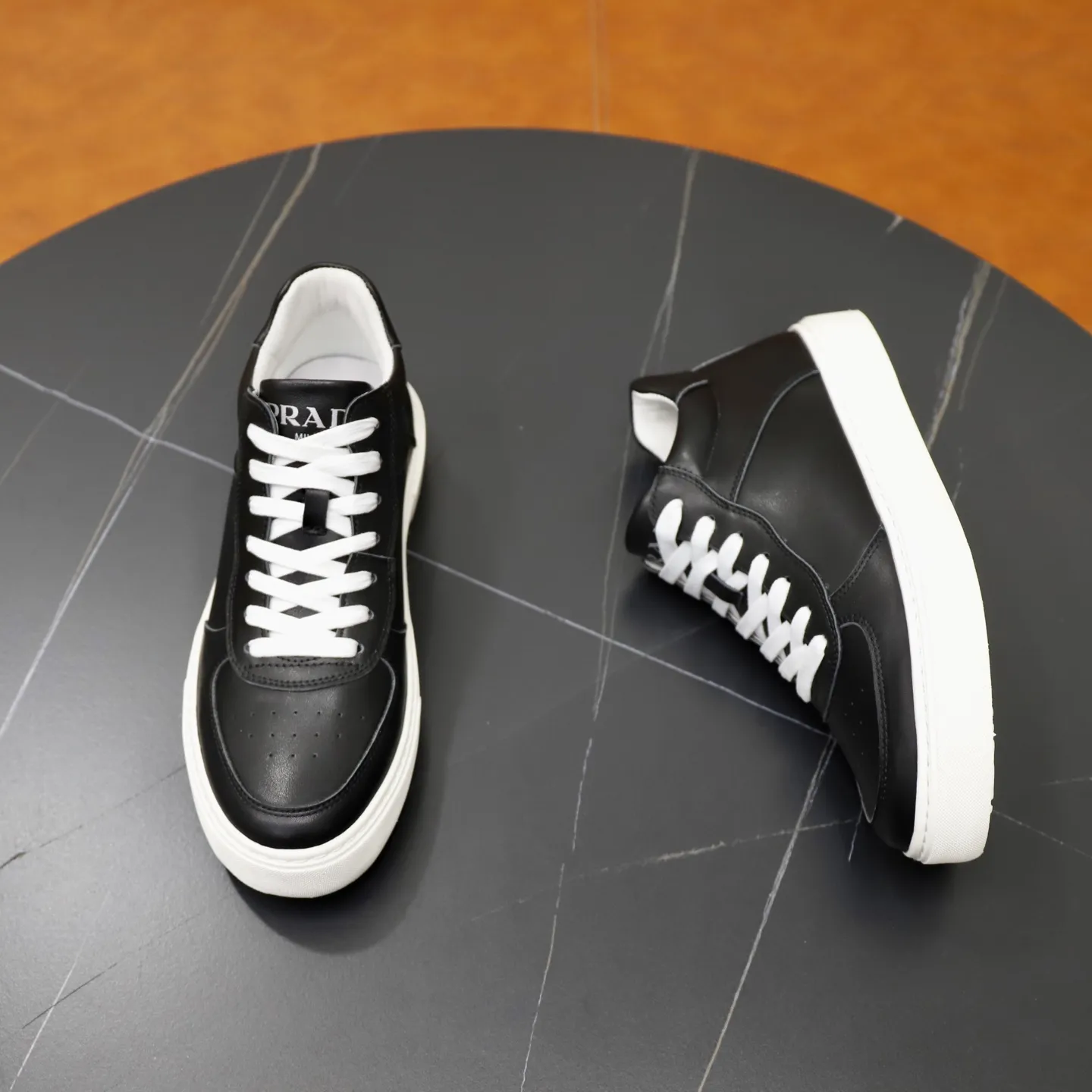 Ex-factory price: 460💰🙅‍♂️🙅‍♂️🙅‍♂️ Brand: PRADA Standard code: 38–44 (45 can be customized) Grade: Same as the official website Material: Original cowhide fabric Comfortable pigskin lining Lightweight wear-resistant outsole Style category: Men's fashionable casual shoes and boots Running sneakers Distinguished luxury brand elements Top luxury Color: actual picture color
